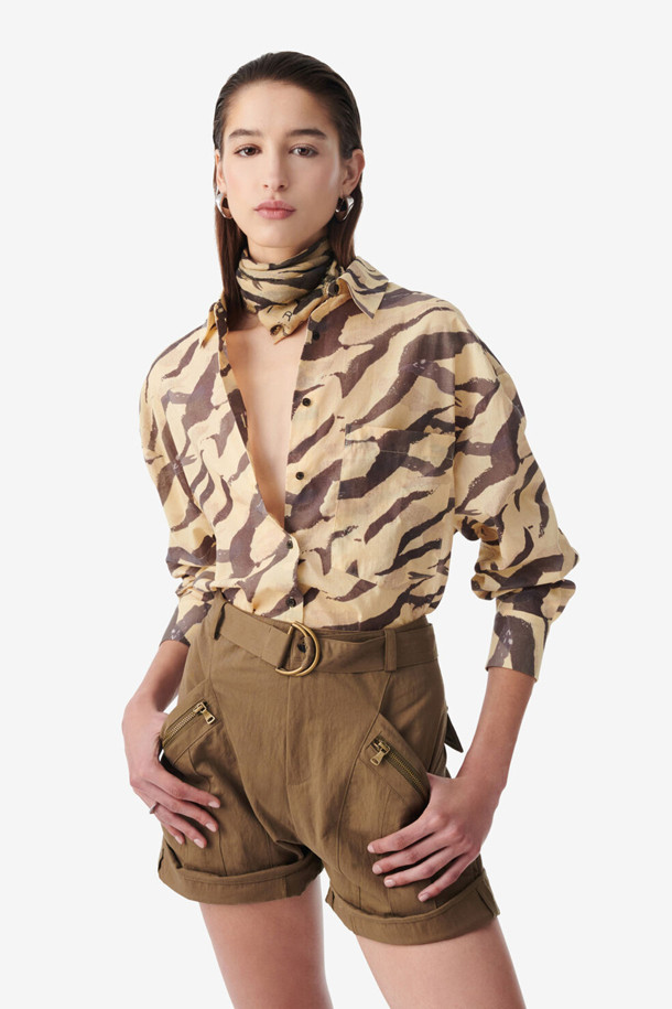BAMBAM(밤밤) 지브라 스카프는 여성용 셔츠로, 봄, 여름 시즌에 착용하기 좋습니다. 베이지, 브라운 컬러의 루즈핏 긴소매 셔츠이며, 얇은 두께감으로 시원하게 착용할 수 있습니다. 밀리터리, 캐주얼 스타일의 카모 패턴 디자인이 특징입니다. 일상복으로 활용하기 좋으며, 스타일리시한 연출을 도와줍니다.
