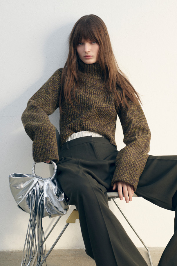 SUNBAG FRANGES(선백 프란지) 프린지 핸드백은 여성스러운 매력을 강조하는 실버 컬러의 핸드백입니다. 천연 가죽과 소가죽 소재로 제작되어 고급스러움을 더하며, 넉넉한 수납공간을 제공합니다. 덤플링 쉐입에 프린지 장식과 메탈 라운드 링 핸들이 시크하면서도 세련된 포인트를 선사합니다. 안감은 면 100%로 마감되었으며, 유동적인 쉐잎과 마그네틱형 잠금 방식으로 편안하게 사용 가능합니다. 데이트룩, 모임룩, 소개팅룩 등 다양한 TPO에 클래식, 미니멀, 시크 스타일을 연출하기 좋습니다.
