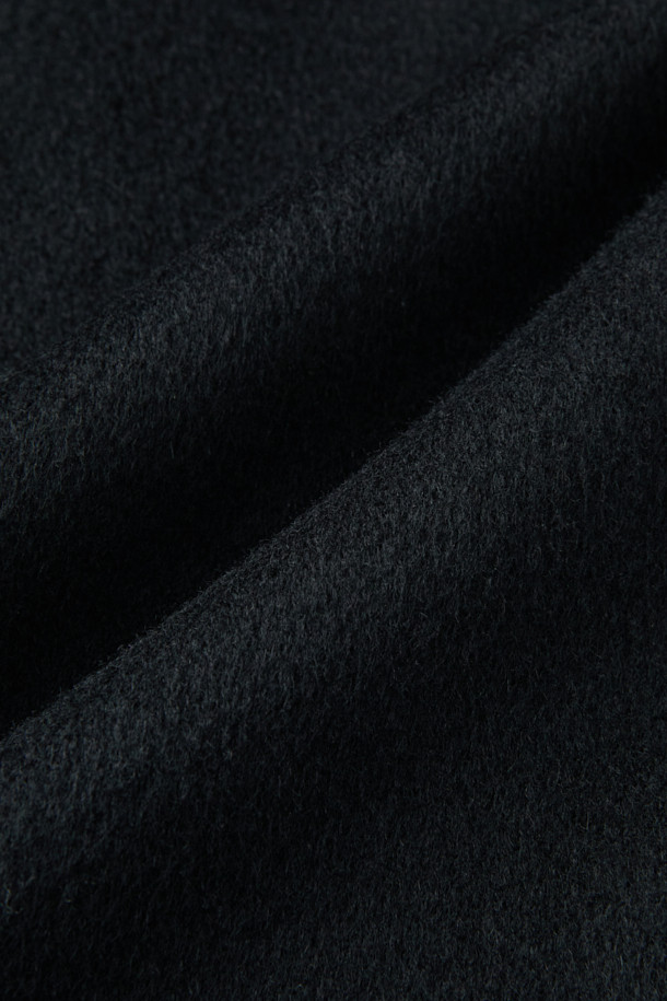 CLAIRE(클레어) 3-in-1 코트는 미니멀하고 클래식한 스타일을 추구하는 여성 고객을 위한 겨울철 필수 아이템입니다. 부드러운 모와 캐시미어 혼방 소재로 제작되어 뛰어난 촉감과 보온성을 자랑하며, 안감은 탈부착 가능한 패딩으로 구성되어 있어 간절기부터 한겨울까지 폭넓게 활용할 수 있습니다. 롱 기장의 레귤러핏 블랙 코트로, 버튼 여밈 방식과 긴 소매 디자인이 특징이며, 출근룩, 오피스룩, 모임룩 등 다양한 TPO에 활용 가능합니다. 가볍고 실용적인 사이드 포켓과 3-in-1 코트 타입으로 스타일과 기능성을 모두 갖춘 아이템입니다.
