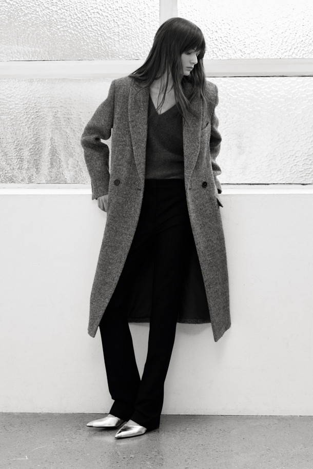 ARIANNA(아리아나) 클래식 부클 코트는 여성스러운 클래식 스타일을 완성하는 롱 기장의 코트입니다. 부드러운 촉감의 아크릴, 폴리에스터, 모 혼방 소재로 제작되어 가을과 겨울에 따뜻하게 착용할 수 있습니다. 톤 다운된 그레이 컬러와 슬림핏 디자인이 시크하고 미니멀한 무드를 자아내며, 더블 버튼, 플랩 포켓, 웰트 포켓 등의 디테일이 돋보입니다. 오피스룩, 출근룩, 모임룩 등 다양한 TPO에 활용 가능하며, 레이온과 면 혼방의 안감으로 편안한 착용감을 선사합니다.
