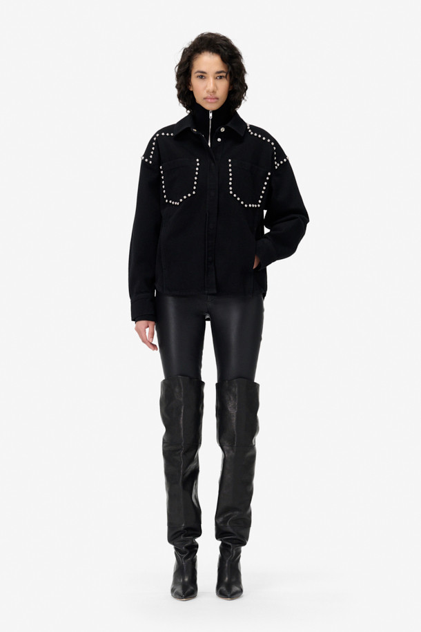 THOMAS(토마스) 스터드 데님 셔츠는 블랙 컬러의 오버핏 데님 자켓입니다. 간절기에 적합하며, 캐주얼, 미니멀, 시크한 스타일을 연출하기 좋습니다. 무지 패턴에 스터드 디테일과 어깨 라인 장식이 특징이며, 싱글 포켓으로 포인트를 더했습니다. 데이트룩 또는 모임룩에 활용하기 좋으며, 면, 데님, 폴리우레탄 혼방 소재로 제작되었습니다. 긴 소매와 스냅 여밈 방식이 특징입니다.
