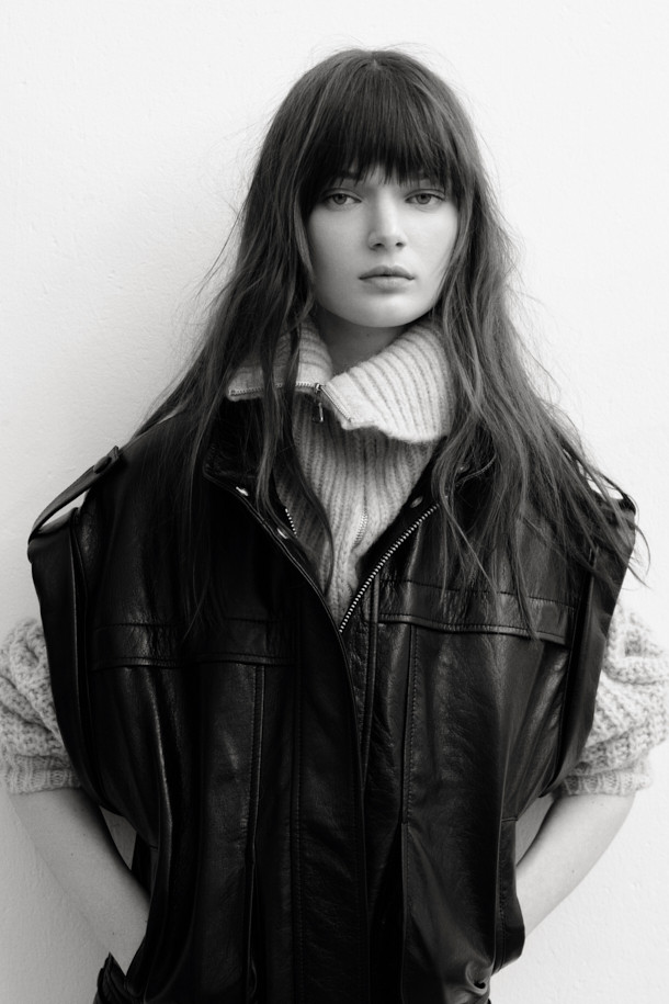 **JASPER(재스퍼) 하이넥 가죽 베스트**는 모던한 스타일을 추구하는 당신을 위한 완벽한 아이템입니다. 부드러운 천연 가죽 소재에 블랙 컬러, 무지 패턴으로 시크하면서도 미니멀한 분위기를 연출합니다. 견장 디테일과 사이드 포켓이 디자인의 포인트를 더하며, 봄, 가을 시즌 데이트룩, 모임룩, 출근룩 등 다양한 TPO에 활용 가능합니다. 오버핏으로 편안함과 스타일리시함을 동시에 잡았으며, 스냅 및 지퍼 여밈으로 간편하게 착용할 수 있습니다. 안감은 레이온 소재로 제작되어 부드러운 촉감을 선사합니다.
