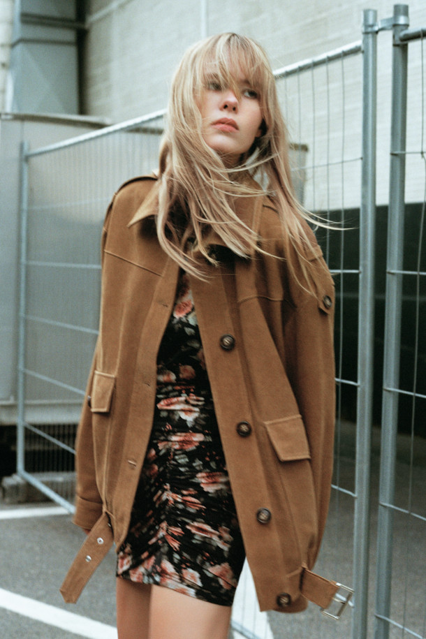 BARRIE(바리에) 스웨이드 오버 재킷은 부드러운 스웨이드와 천연 가죽 소재로 제작되어 봄, 가을 간절기에 활용하기 좋은 아이템입니다. 브라운 컬러의 무지 디자인으로 캐주얼하고 베이직한 스타일을 연출하며, 드롭 숄더, 견장 디테일, 플랩 포켓, 밑단 벨트, 밑단 밴딩 등의 특징을 더했습니다. 레이온 안감과 중간 두께감으로 편안한 착용감을 선사하며, 버튼 여밈과 긴 소매 기장으로 클래식한 분위기를 더합니다. 비즈니스 캐주얼 및 모임룩, 데일리룩 등 다양한 TPO에 활용 가능하며 미니멀한 스타일을 즐기는 분들께 추천합니다.
