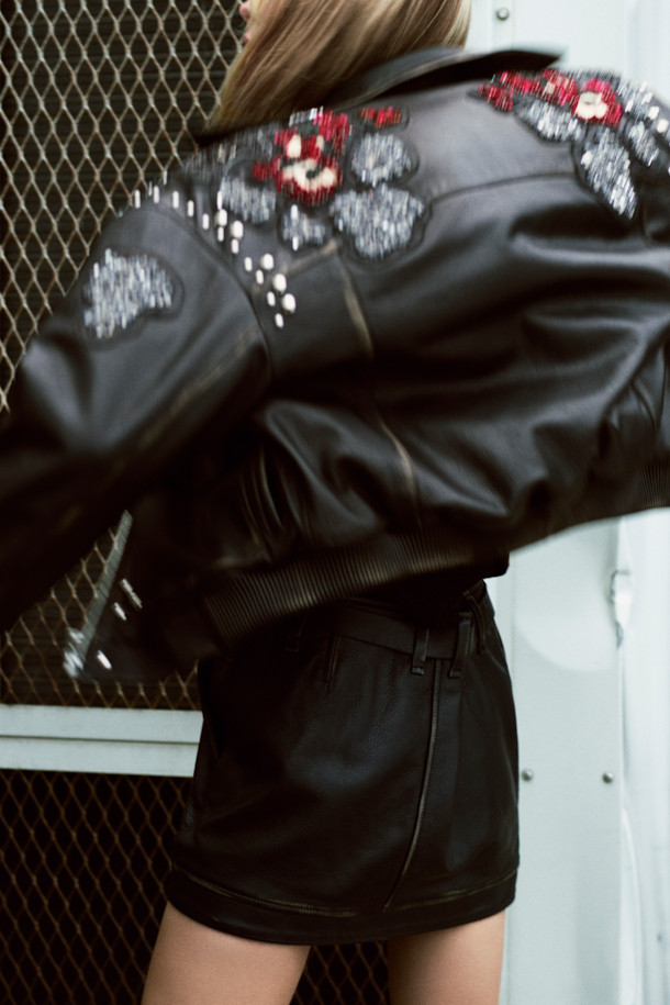 THUNDER(썬더) 자수 가죽 재킷은 소가죽 소재의 여성용 아우터입니다. 블랙 컬러에 오버핏 레귤러 기장의 라이더 재킷으로, 봄, 가을에 착용하기 좋습니다. 자수 패턴과 비즈 장식, 플랩 포켓, 빈티지 가공 디테일이 돋보이며, 지퍼 여밈과 소매 버튼으로 포인트를 더했습니다. 안감은 리오셀 소재이며, 데이트룩, 모임룩, 스트릿, 시크, 클래식 스타일을 연출하기에 좋습니다.
