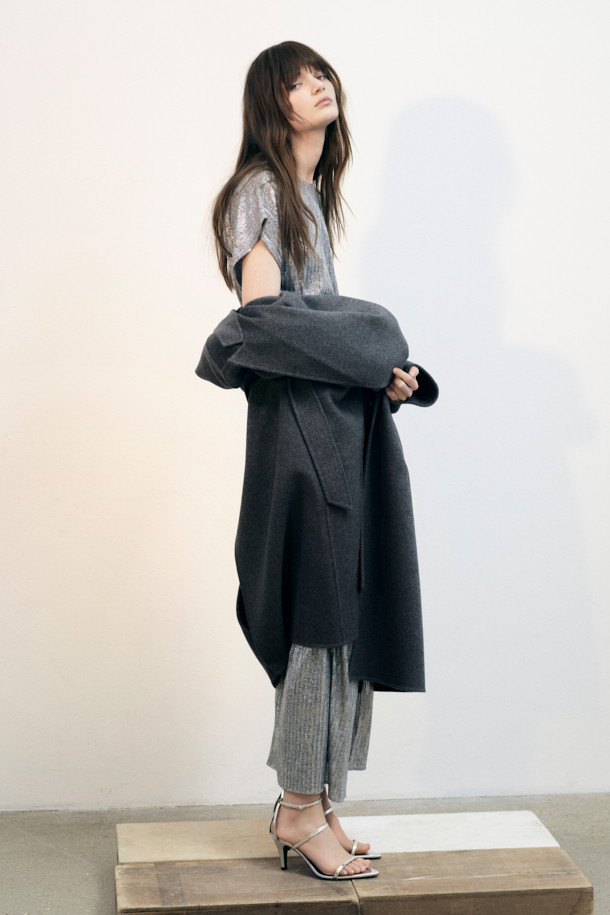 CARLOTA(카를로타) 니트 슬릿 스커트는 레이온과 나일론 혼방 소재로 부드러운 촉감을 선사하며, 가을/겨울 시즌에 적합한 롱 스커트입니다. 슬림핏으로 떨어지는 골지 패턴이 미니멀하면서도 베이직한 스타일을 연출하며, 출근룩에 잘 어울립니다. 허리 밴딩 처리와 사이드 슬릿 디테일이 편안함과 활동성을 더했습니다. 얇은 두께감으로 답답함 없이, 다양한 상의와 손쉽게 매치하여 세련된 룩을 완성할 수 있습니다. 그레이 컬러로 어떤 옷에도 잘 어울려 활용도가 높습니다.
