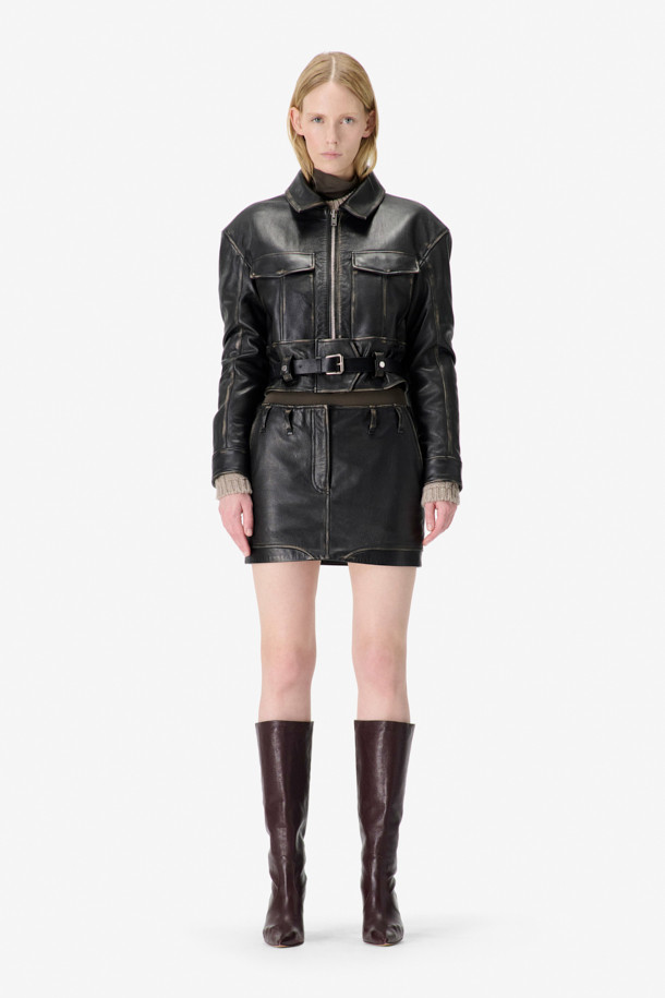 THAMES(템즈) 벨티드 가죽 스커트는 가을과 겨울, 모던한 스타일을 연출하기에 적합한 여성 미니스커트입니다. 블랙 컬러의 H라인 슬림핏으로, 소가죽과 리오셀 혼방 소재로 제작되어 뻣뻣한 촉감과 두꺼운 두께감을 자랑합니다. 벨트가 포함되어 있으며 전면 지퍼, 밑단 곡선 절개, 스티치 디테일, 빈티지 가공, 안감 처리가 더해져 시크하고 클래식한, 미니멀한 무드를 선사합니다. 데이트룩, 모임룩, 소개팅룩 등 다양한 TPO에 활용 가능합니다.
