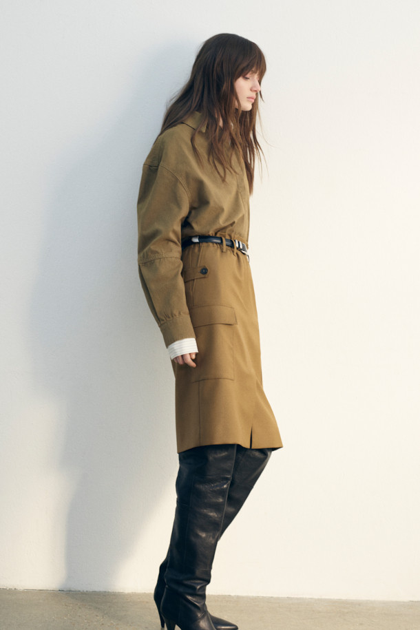 CARRIE(캐리) 페이퍼백 미디 포켓 스커트는 여성용 스커트로, 미니멀하고 시크한 스타일을 연출합니다. 허리 밴딩과 하이웨이스트 디자인으로 편안한 착용감을 선사하며, A라인 핏으로 다리 라인을 더욱 돋보이게 합니다. 무지 패턴의 모 소재로 제작되어 고급스러운 분위기를 자아내며, 측면 플랩 포켓과 버튼 탭 디테일이 세련된 포인트를 더합니다. 안감이 있어 비침 걱정 없이, 오피스룩, 출근룩, 모임룩 등 다양한 TPO에 활용 가능합니다.
