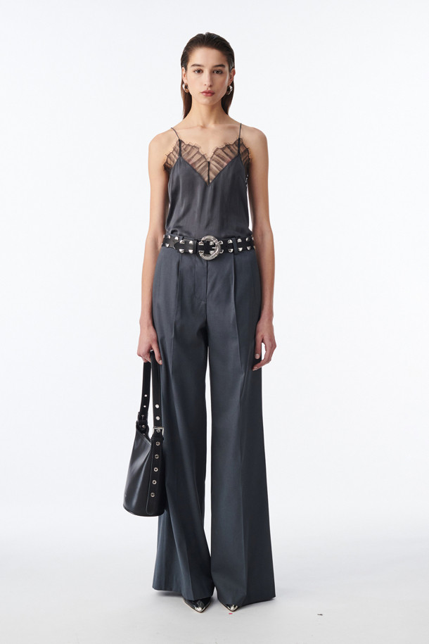 BERWYN(벌윈) 레이스 슬리브리스 탑은 실크 100% 소재로 제작되어 부드러운 촉감을 선사합니다. 우아한 분위기를 연출하는 레이스 네크라인 디테일과 얇은 어깨끈, 은은하게 비치는 디자인이 특징입니다. 봄, 여름 시즌 데일리룩, 데이트룩, 모임룩, 소개팅룩 등 다양한 TPO에 활용하기 좋습니다. 레귤러핏과 브이넥 디자인으로 클래식, 미니멀, 로맨틱 스타일을 즐겨 입는 여성분들께 추천합니다.
