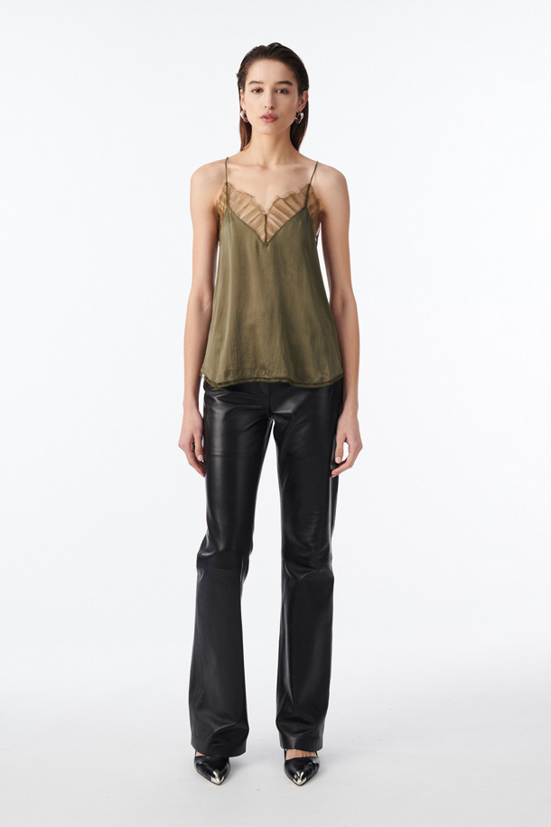 베르윈 레이스 슬리브리스 탑은 실크 100% 소재로 제작되어 부드러운 촉감을 선사합니다. 우아한 스타일을 연출하며, 얇은 어깨끈과 레이스 넥라인이 특징입니다. 여름철 데이트룩, 카페룩, 모임룩에 잘 어울리는 아이템입니다. 클래식, 로맨틱, 미니멀 스타일을 즐겨 입는 여성분들께 추천합니다. 은은하게 비치는 디자인으로 여성스러움을 더합니다.
