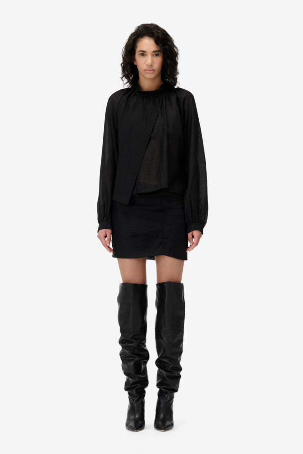 NAHAE(나에) 카울넥 레이어 블라우스는 여성스러운 실루엣을 연출하는 블랙 컬러의 블라우스입니다. 부드러운 레이온, 마, 나일론 혼방 소재로 제작되어 은은한 광택감과 시어한 텍스처, 부드러운 촉감을 선사합니다. 사선 레이어 디자인과 셔링 디테일이 우아하고 클래식한 무드를 더하며, 루즈핏과 긴 소매가 편안한 착용감을 제공합니다. 뒷넥 버튼 여밈으로 깔끔하게 마감되었으며, 카울넥과 하이넥 스타일을 모두 연출할 수 있어 오피스룩, 모임룩, 소개팅룩 등 다양한 TPO에 활용 가능합니다.
