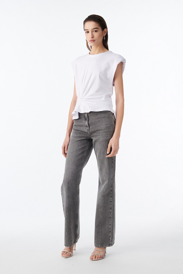 EIRLYS(에일리스) 꼬임 티셔츠는 여성스러운 무드를 연출하는 오프숄더 디자인의 티셔츠입니다. 부드러운 레이온, 면, 나일론 혼방 소재로 제작되어 얇고 시원하며, 봄, 여름에 착용하기 좋습니다. 허리 꼬임 디테일과 숄더 패딩이 더해져 슬림핏을 더욱 돋보이게 합니다. 미니멀하고 모던한 스타일로 데이트룩, 카페룩, 휴가룩 등 다양한 TPO에 활용하기 좋습니다. 무지 디자인의 화이트 컬러로 어떤 하의와도 쉽게 매치할 수 있습니다.
