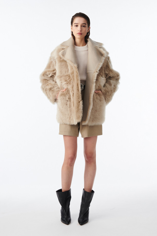 VERNONA(버노나) 리버시블 시어링 재킷은 부드러운 양가죽, 염소가죽, 천연가죽 소재로 제작되어 고급스러운 촉감을 선사합니다. 우아하고 클래식한 스타일을 연출하며, 안감과 겉감을 다르게 사용하여 다양한 분위기를 연출할 수 있는 리버시블 디자인이 특징입니다. 힙 기장의 오버핏으로 편안한 착용감을 제공하며, 반소매와 오픈 카라, 퍼 디테일이 돋보입니다. 데이트룩, 모임룩, 연말 모임룩 등 특별한 날에 시크하고 미니멀한 스타일을 완성해보세요. 베이지 컬러의 무지 디자인은 어떤 스타일에도 쉽게 매치할 수 있어 활용도가 높습니다.
