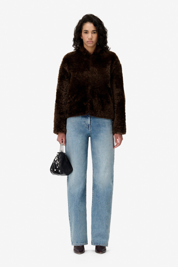 **HAYSE (헤이즈) 시어링 재킷**은 가을과 겨울, 당신의 스타일을 책임질 아우터입니다. 천연 가죽과 레이온 소재를 사용하여 두꺼운 두께감으로 따뜻함을 선사하며, 레이온 안감으로 부드러운 착용감을 더했습니다. 캐주얼하고 클래식한 무드를 동시에 연출하며, 출근룩과 모임룩 등 다양한 TPO에 활용 가능합니다. 무지 디자인에 긴 소매, 사이드 포켓과 칼라 디테일, 후크 여밈 방식으로 고급스러움을 더한 잇(it) 아이템입니다.
