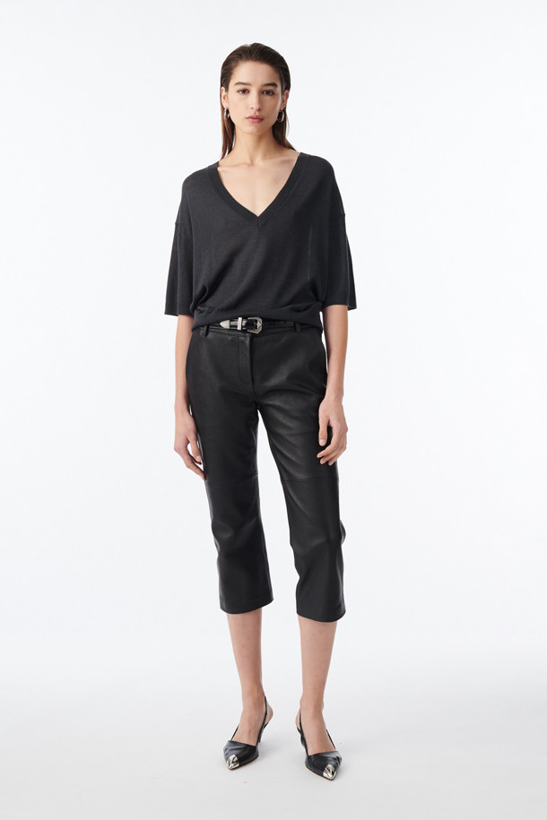 MYLA 브이넥 니트 탑은 부드러운 촉감의 울, 실크, 캐시미어 혼방 소재로 제작되어 봄, 가을에 적합한 반소매 니트입니다. 우아하고 베이직한 스타일로, 드롭 숄더와 루즈 핏 디자인이 특징이며, 단독 또는 이너로 활용하여 다양한 스타일을 연출할 수 있습니다. 블랙 컬러의 무지 디자인으로, 데이트룩, 카페룩, 모임룩 등 TPO에 맞춰 클래식하고 미니멀한 룩을 완성해 보세요. 브이넥 라인이 여성스러운 실루엣을 강조하며, 얇은 두께감으로 편안하게 착용할 수 있습니다.
