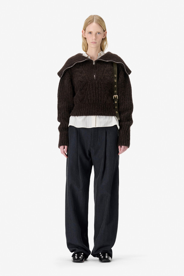 SWANA(스와나) 하프짚 카라 니트 탑은 가을과 겨울, 일상과 출근룩, 모임룩에 모두 어울리는 베이직 스타일의 니트입니다. 브라운 및 다크브라운 컬러로, 루즈핏과 크롭 기장으로 디자인되어 편안하면서도 트렌디한 핏을 연출합니다. 나일론, 알파카, 모 소재를 혼방하여 부드러운 촉감을 선사하며, 케이블 패턴과 긴 소매, 하프 집업 스타일의 카라 디자인이 특징입니다. 카울넥 또는 와이드 오픈 칼라로도 연출 가능하며, 시보리 소매와 밑단으로 깔끔한 마무리를 더했습니다. 클래식, 미니멀, 캐주얼 등 다양한 스타일로 활용하기 좋습니다.
