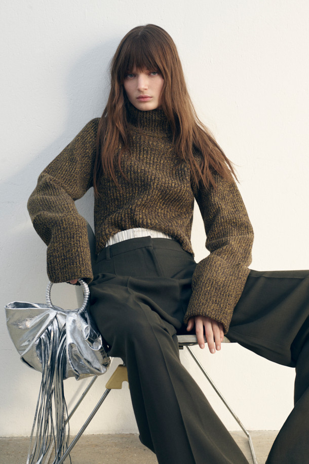 ELBA(엘바) 하이넥 멜란지 니트 탑은 출근룩, 비즈니스 캐주얼, 모임룩에 모두 잘 어울리는 제품입니다. 클래식, 미니멀, 시크한 스타일을 추구하는 분들께 적합하며, 어떤 옷에도 쉽게 매치할 수 있습니다. 부드러운 멜란지 소재로 제작되어 편안한 착용감을 선사합니다. 하이넥 디자인이 세련된 느낌을 더하며, 시크한 분위기를 연출합니다. 이 니트 탑은 당신의 스타일을 한층 더 끌어올려 줄 것입니다.
