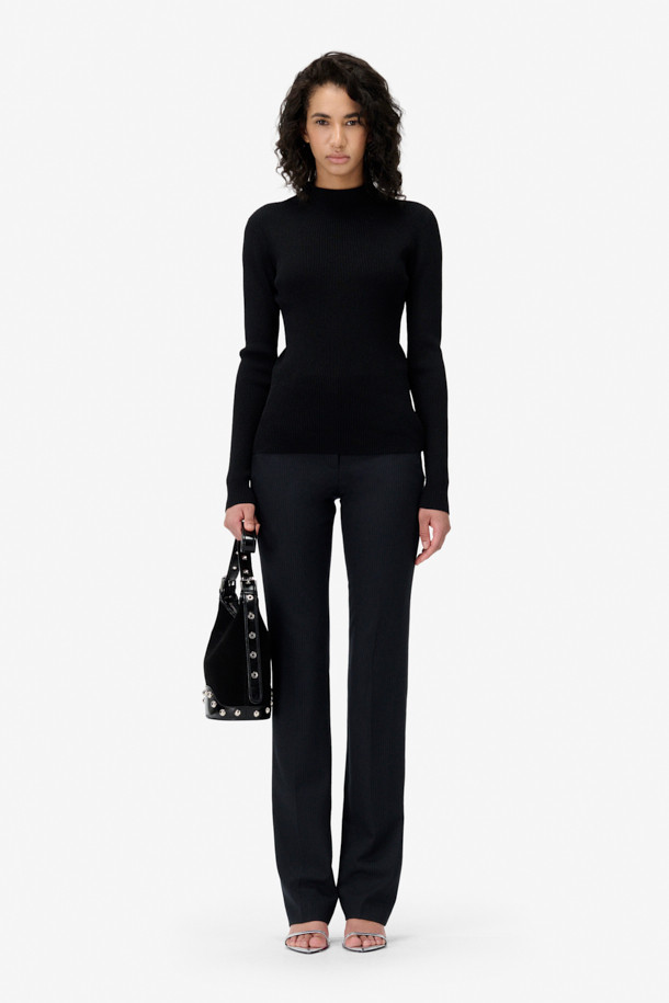 세련된 SHANA(샤나) 슬림 니트 탑을 소개합니다. 부드러운 레이온, 나일론, 금속 섬유 혼방 소재로 제작되어 은은한 광택과 고급스러운 촉감을 선사합니다. 슬림핏 하이넥 디자인에 긴 소매와 골지 패턴이 더해져 미니멀, 클래식, 시크한 스타일을 연출합니다. 얇은 두께감으로 가을, 겨울철 이너웨어로 활용하기 좋으며, 출근룩, 오피스룩, 모임룩 등 다양한 TPO에 매치할 수 있습니다. 메탈릭사가 은은하게 빛나 특별함을 더하는 베이직 아이템입니다.
