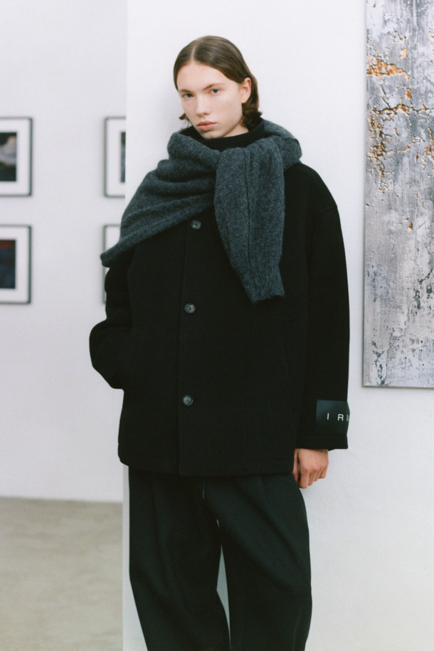 OWEN(오웬) 캐시미어 블랜드 더블 숏 랩코트는 가을, 겨울 시즌을 위한 아우터입니다. 블랙 컬러의 미니멀하고 클래식한 스타일로, 오피스룩, 출근룩, 모임룩에 적합합니다. 모(wool)와 캐시미어 혼방 소재로 제작되어 부드러운 촉감과 두꺼운 두께감을 자랑하며, 하이넥 디자인과 랩코트 스타일이 특징입니다. 숏 기장의 오버핏으로, 더블 버튼 여밈 방식과 긴 소매가 시크한 매력을 더합니다. 안감은 폴리에스터로 마감되었습니다.
