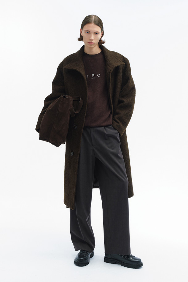 Hiver(히베르) 헤어리 울 롱 랩 코트는 부드러운 촉감의 울, 알파카, 앙고라, 나일론 혼방 소재로 제작되어 두꺼운 두께감으로 뛰어난 보온성을 제공합니다. 미니멀하고 베이직한 디자인에 랩 스타일과 오버핏으로 시크한 무드를 연출하며, 하이넥과 허리 히든 밴드로 포인트를 더했습니다. 블랙과 브라운 두 가지 컬러로 출시되어 출근룩, 오피스룩, 모임룩 등 다양한 TPO에 활용 가능합니다. 롱 기장의 랩 코트로, 겨울철 스타일리시하고 따뜻한 데일리룩을 완성해보세요. 안감은 폴리에스터를 사용하여 편안한 착용감을 선사합니다.
