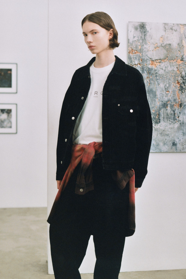 Lucide(루시드) 벨벳 트러커는 캐주얼, 미니멀, 클래식 스타일을 아우르는 세련된 아우터입니다. 부드러운 벨벳 데님 소재와 면 혼방으로 제작되어 봄, 가을에 적합하며, 세미 오버핏 크롭 기장으로 트렌디한 핏을 연출합니다. 블랙 컬러의 무지 디자인에 메탈 부자재와 IRO 시그니처 부자재 포인트가 돋보이며, 긴 소매와 버튼 여밈 방식이 특징입니다. 안감은 폴리에스터로 마감되어 편안한 착용감을 선사합니다.
