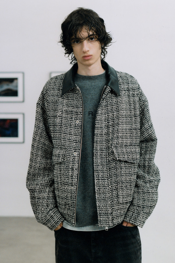 Mystere(미스테르) 트위드 집업 블루종은 클래식한 무드를 선호하는 여성 고객을 위한 아우터입니다. 두꺼운 트위드 소재와 뻣뻣한 촉감으로 제작되어, 봄, 가을 시즌에 착용하기 좋습니다. 크롭 기장의 레귤러핏 디자인으로, 데이트룩, 모임룩, 출근룩 등 다양한 TPO에 활용할 수 있습니다. 블랙 컬러의 긴소매 집업 스타일로, 미니멀하고 시크한 스타일을 연출하기 좋습니다. 칼라 디테일이 더해져 세련된 느낌을 더합니다.
