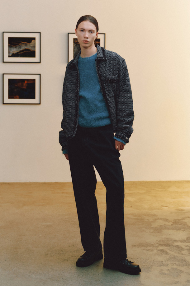 Bascule(바스큘) 트위드 데님 재킷은 여성스러운 매력을 더해줄 아이템입니다. 블랙과 그레이 두 가지 컬러로 출시되었으며, 봄, 가을 시즌에 활용하기 좋습니다. 클래식한 무드의 트위드 소재와 크롭 기장, 세미 오버핏 실루엣이 세련된 스타일을 연출합니다. 집업 방식으로 간편하게 착용 가능하며, 끝단 테잎 디테일로 포인트를 더했습니다. 데이트룩, 모임룩, 출근룩 등 다양한 TPO에 미니멀하고 시크하게 연출해보세요.
