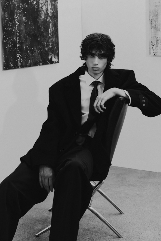 미스트랄(Mistral) 울 스트라이프 패턴 투버튼 재킷은 가을, 겨울 시즌 남성 고객을 위한 클래식 스타일의 아우터입니다. 블랙 컬러에 세미 오버핏으로 제작되었으며, 울, 폴리에스터, 나일론 혼방 소재로 두꺼운 두께감을 제공합니다. 스트라이프 패턴과 싱글 코트 타입, 센터 벤트 디테일이 특징이며, 안감은 폴리에스터로 마감되었습니다. 출근룩, 비즈니스 캐주얼, 모임룩 등 다양한 TPO에 활용 가능하며, 미니멀하고 시크한 스타일을 연출하기 좋습니다.
