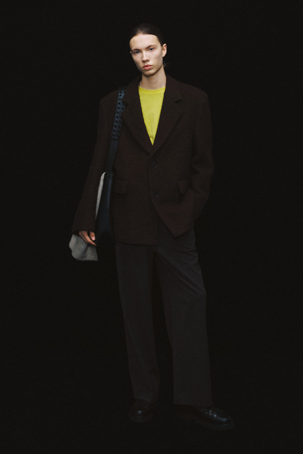 미스트랄 헤어리 울 투 버튼 재킷은 가을과 겨울, 클래식한 스타일을 위한 남성용 아우터입니다. 브라운 컬러의 세미 오버핏으로, 스트라이프 패턴이 돋보입니다. 울, 폴리에스터, 나일론 혼방의 두꺼운 소재로 제작되어 따뜻하고 포근한 착용감을 선사합니다. 오피스룩, 비즈니스 캐주얼, 모임룩 등 다양한 TPO에 활용 가능한 싱글 코트 타입의 투 버튼 재킷입니다. 클래식하고 미니멀한 디자인으로, 센터 벤트 디테일과 폴리에스터 안감이 특징입니다.
