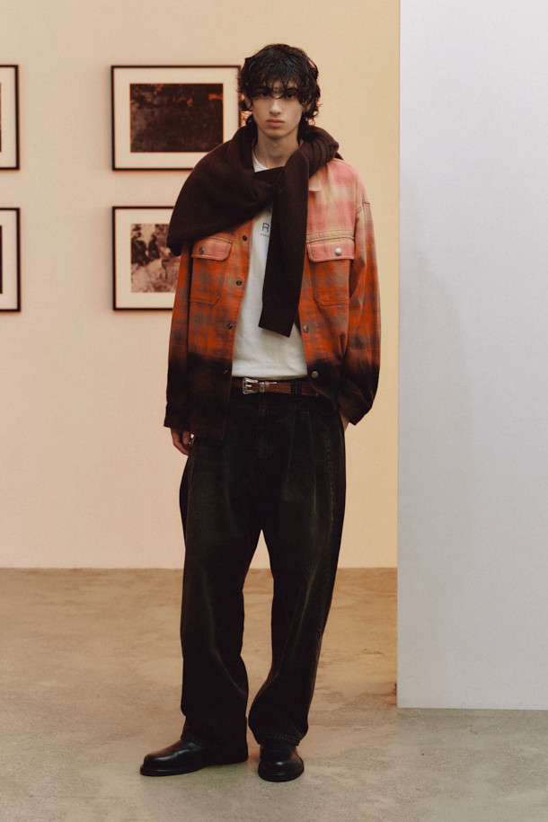 Ecaille(에까이) 페이딩 체크 셔츠는 가을, 겨울 시즌 캐주얼 스타일을 위한 남성 의류입니다. 브라운과 블랙 컬러의 옴브레 체크 패턴이 특징이며, 일본 WATANABEYA(와타나베야)사 소재를 사용하여 두께감 있는 면 소재로 제작되었습니다. 오버핏 디자인에 긴소매 기장으로 편안한 착용감을 제공하며, 하단 다잉 디테일과 상단 페이딩 디테일이 빈티지한 무드를 더합니다. 스냅 버튼 여밈 방식과 사이드 포켓 디테일로 실용성을 높여 캠핑룩, 캐주얼, 클래식, 미니멀 스타일 모두 소화 가능합니다.
