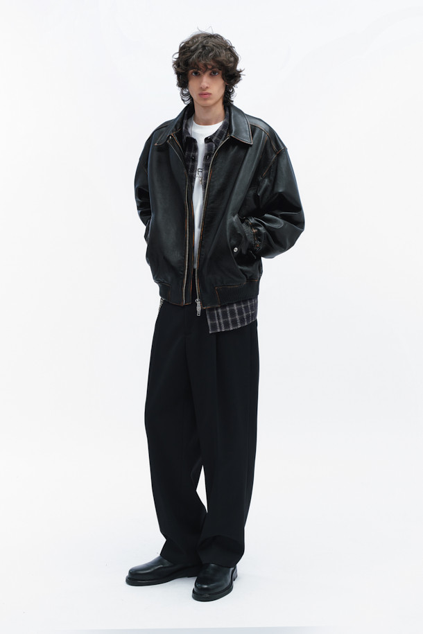 Sillage(실라지) 가죽 페이딩 카라 블루종은 양가죽, 폴리에스터, 레이온 혼방 소재로 제작되어 부드러운 촉감을 선사합니다. 블랙 컬러의 무지 디자인에 액션플리츠 디테일과 봉제라인 페이딩 가공을 더해 빈티지한 무드를 연출합니다. 크롭 기장의 오버핏으로 트렌디함을 강조하며, 카라 디자인과 집업 여밈 방식으로 편안하게 착용할 수 있습니다. 봄, 가을 시즌에 데이트룩, 모임룩, 출근룩 등 다양한 TPO에 클래식, 미니멀, 시크 스타일로 활용하기 좋습니다. 긴 소매 기장과 안감으로 보온성을 더했습니다.
