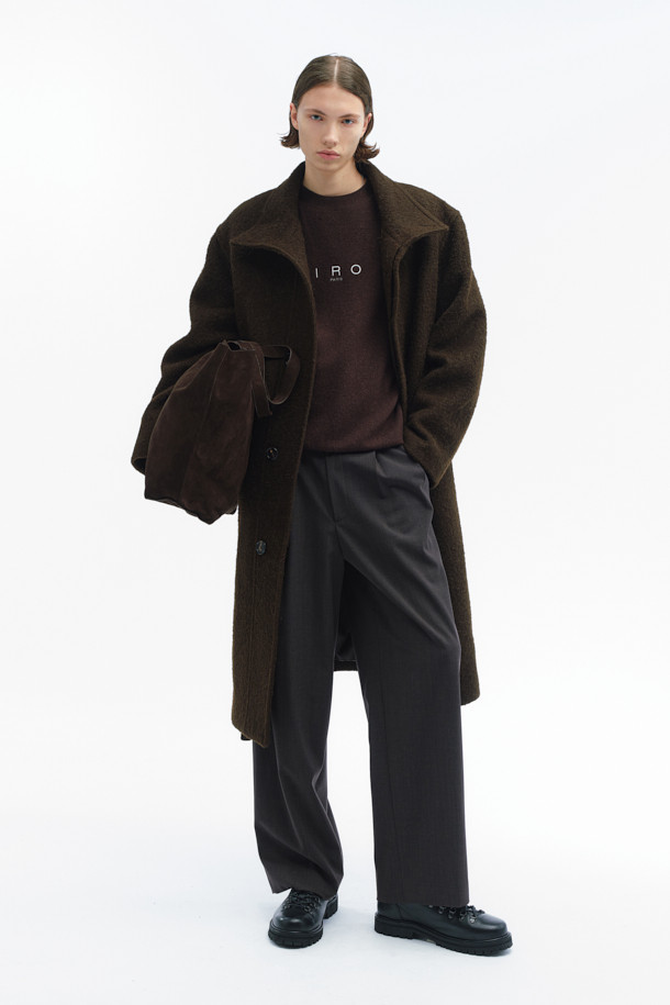 포르티크 와이드 투턱 밴딩 슬랙스는 클래식하고 베이직한 스타일을 추구하는 남성 고객을 위한 제품입니다. 사계절 내내 활용 가능한 긴 기장의 블랙 슬랙스로, 모, 폴리에스터, 폴리우레탄 혼방의 워셔블 테크울 소재를 사용하여 부드러운 촉감을 선사합니다. 와이드핏과 투턱 디자인으로 편안하면서도 세련된 실루엣을 연출하며, 오피스룩, 비즈니스 캐주얼, 모임룩 등 다양한 TPO에 활용 가능합니다. 셋업으로도 착용 가능하여 다양한 스타일을 연출할 수 있습니다.
