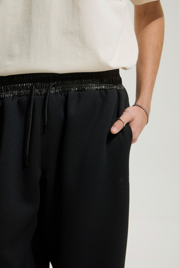 세인트 밴딩 배색 와이드 조거 팬츠는 편안함과 스타일을 모두 갖춘 남성용 바지입니다. 폴리에스터, 레이온, 폴리우레탄 혼방 소재로 제작되어 부드러운 촉감과 편안한 착용감을 제공합니다. 배색 디자인과 로고 패턴으로 포인트를 더했으며, 와이드 핏과 조거 핏의 조화로 트렌디한 스타일을 연출합니다. 허리 밴딩과 밑단 스트링, 포켓 디테일로 활동성을 높였으며, 집콕룩, 산책룩, 캐주얼, 미니멀, 스포티 스타일을 즐기는 분들께 추천합니다. 일상생활에서 편안하고 스타일리시하게 착용할 수 있는 실용적인 아이템입니다.
