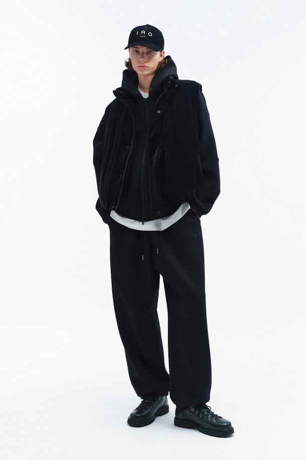 VAGUE(베이그) 쿠션지 와이드 스트레이트 핏 팬츠는 부드러운 촉감의 폴리에스터, 레이온, 폴리우레탄 혼방 소재로 제작되어 편안한 착용감을 선사합니다. 허리 스트링과 밴딩 처리로 편안하게 착용 가능하며, 양옆 포켓과 힙 포켓으로 실용성을 더했습니다. 와이드 핏과 스트레이트 실루엣으로 캐주얼, 미니멀, 시티보이 스타일을 연출하기 좋으며, 산책룩이나 집콕룩 등 다양한 TPO에 활용할 수 있습니다. 무지 디자인의 블랙 컬러로 어떤 상의와도 쉽게 매치하여 데일리룩을 완성할 수 있습니다. 신축성 있는 소재로 활동성 또한 보장합니다.
