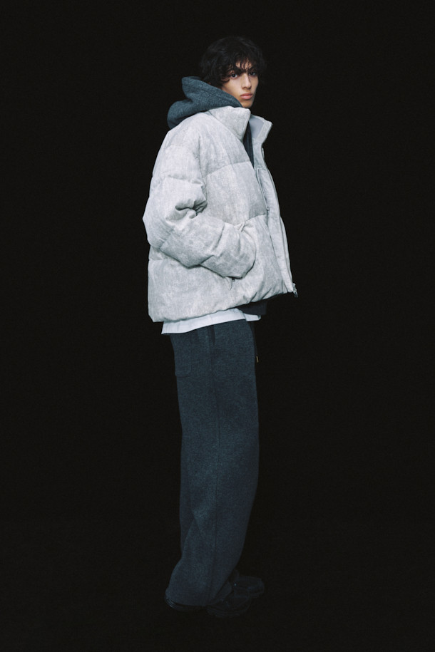 Souple(수플) 울져지 밴딩 팬츠는 가을, 겨울 시즌에 어울리는 베이직 스타일의 밴딩 팬츠입니다. 그레이 컬러의 무지 디자인으로, 울, 면, 나일론 혼방의 져지 소재를 사용하여 편안한 착용감을 선사합니다. 허리 스트링으로 사이즈 조절이 가능하며, 와이드 및 스트레이트 핏으로 제작되어 다리가 길어 보이는 효과를 줍니다. 출근룩이나 비즈니스 캐주얼, 클래식, 미니멀, 캐주얼 등 다양한 스타일 연출이 가능하며, 보온성을 갖춰 겨울철에도 따뜻하게 입을 수 있습니다. 셋업으로도 활용 가능하여 활용도가 높습니다.
