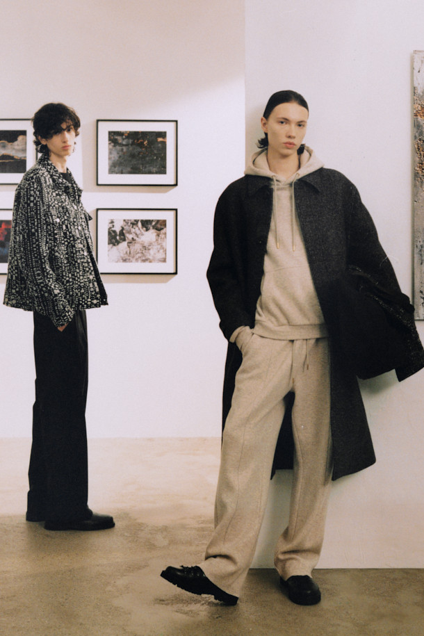 Souple(수플) 울져지 밴딩 팬츠는 가을, 겨울 시즌에 어울리는 베이직 스타일의 밴딩 팬츠입니다. 그레이 컬러의 무지 디자인으로, 출근룩과 비즈니스 캐주얼에 활용하기 좋습니다. 울, 면, 나일론 혼방 소재로 제작되어 편안한 착용감을 선사하며, 와이드 및 스트레이트 핏으로 트렌디한 스타일을 연출합니다. 허리 스트링으로 사이즈 조절이 가능하며, 셋업 스웻셔츠 & 후디와 함께 미니멀, 클래식, 캐주얼 룩을 완성할 수 있습니다. 25FW 시즌 새롭게 선보이는 컬러로, 더욱 세련된 스타일을 경험해 보세요.
