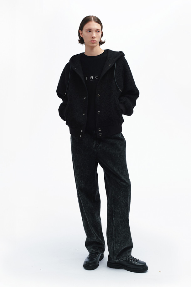 Driot(드리오) 데님 스트레이트핏 팬츠는 가을, 겨울 시즌에 어울리는 블랙 컬러의 데님 팬츠입니다. 무지 패턴에 면 소재로 제작되어 편안한 착용감을 선사하며, 빈티지하면서도 베이직한 스타일을 연출합니다. 워싱 및 브러시 가공으로 은은한 멋을 더했으며, 스트레이트핏 디자인으로 어떤 상의와도 잘 어울립니다. 클래식, 미니멀, 캐주얼 스타일을 즐겨 입는 분들께 추천합니다.
