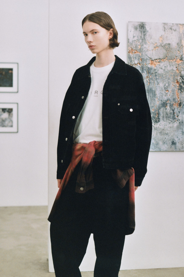 "Nacre(나끄) 벨벳 데님 팬츠"는 가을, 겨울 시즌에 어울리는 와이드 핏의 긴바지입니다. 부드러운 촉감의 면, 레이온 혼방 소재로 제작되어 편안한 착용감을 선사하며, 은은한 광택감이 고급스러운 분위기를 더합니다. 무지 디자인에 쭉 뻗은 핏으로 어떤 상의와도 잘 어울려 베이직하면서도 세련된 스타일을 연출할 수 있습니다. 출근룩, 모임룩 등 다양한 TPO에 활용 가능하며, 클래식, 미니멀, 시크 스타일을 즐겨 입는 분들께 추천합니다. 특히 아우터와 셋업으로 매치하여 더욱 완성도 높은 스타일링을 완성해보세요.
