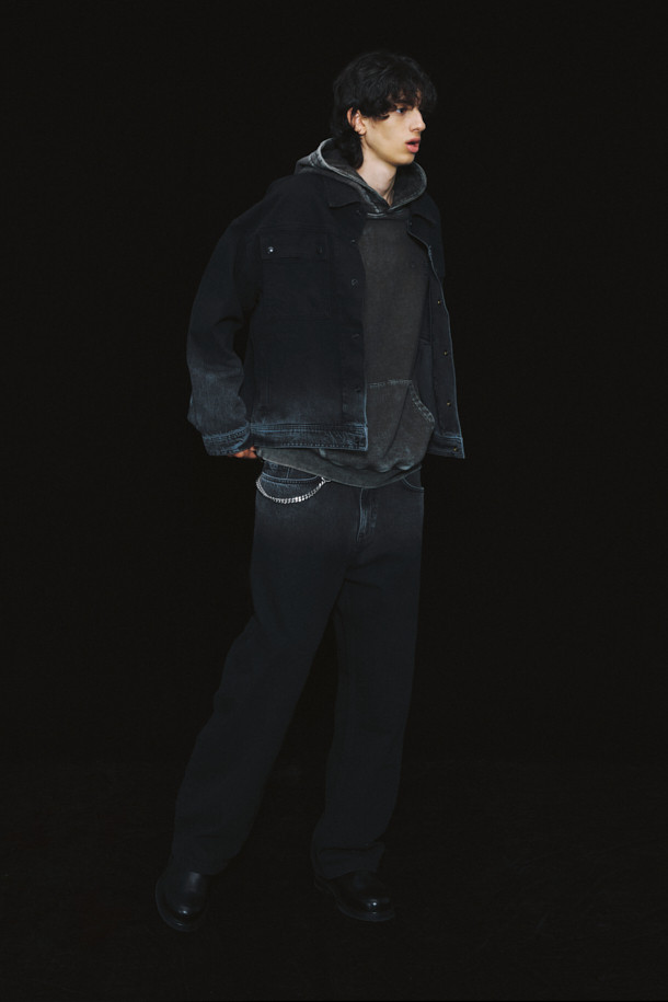 Nuage(누아쥬) 로고 아플리케 다잉 후디는 가먼트 다잉 기법을 사용하여 제작되어 자연스러운 색감과 부드러운 촉감을 선사합니다. 캥거루 포켓과 로고 아플리케 디테일이 돋보이며, 블랙과 그레이 두 가지 색상으로 만나볼 수 있습니다. 캐주얼, 미니멀, 스트리트 스타일을 즐기는 분들께 추천하는 오버핏 후디로, 가을, 겨울철 일상에서 편안하게 착용하기 좋습니다. 집콕룩, 산책룩 등 다양한 TPO에 활용하여 개성 있는 스타일을 연출해보세요.
