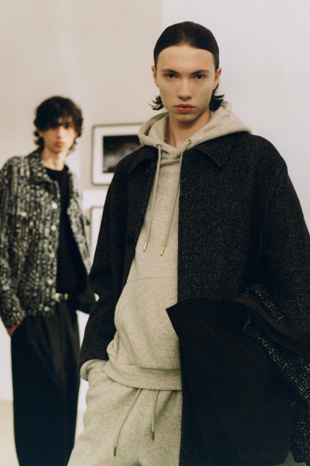 Wouple(우플) 울 져지 후디는 부드러운 울 혼방 져지 소재로 제작되어 가을, 겨울 시즌에 따뜻하게 착용하기 좋습니다. 캐주얼, 미니멀, 클래식 스타일을 아우르며, 일상과 집콕룩, 산책룩 등 다양한 TPO에 활용할 수 있습니다. IRO 시그니처 아플리케 디테일이 돋보이며, 오버핏 크롭 기장으로 트렌디한 무드를 연출합니다. 셋업 스타일링으로 더욱 스타일리시하게 연출해보세요.
