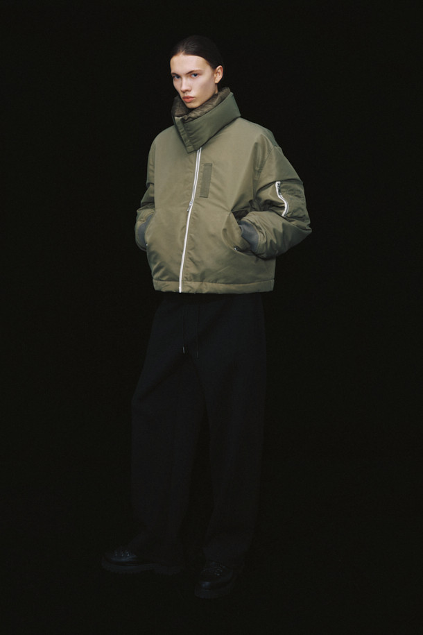 Avius(아비우스) 올메텍스 넥 워머 MA-1 항공 점퍼는 가을과 겨울, 미니멀하고 스트릿 스타일을 즐기는 남녀 모두에게 적합한 아우터입니다. 카키와 올리브 두 가지 색상으로 제공되며, 넥 워머가 포함되어 있어 보온성을 높였습니다. 넉넉한 오버핏에 집업 스타일로 편안하게 착용 가능하며, MA-1 항공 점퍼 특유의 디자인을 보여줍니다. 나일론과 폴리에스테르 혼방 소재에 두꺼운 두께감, 프리마로프트와 거위털 충전재를 사용하여 뛰어난 보온성을 제공합니다. 안감은 폴리에스테르로 마감되었습니다.
