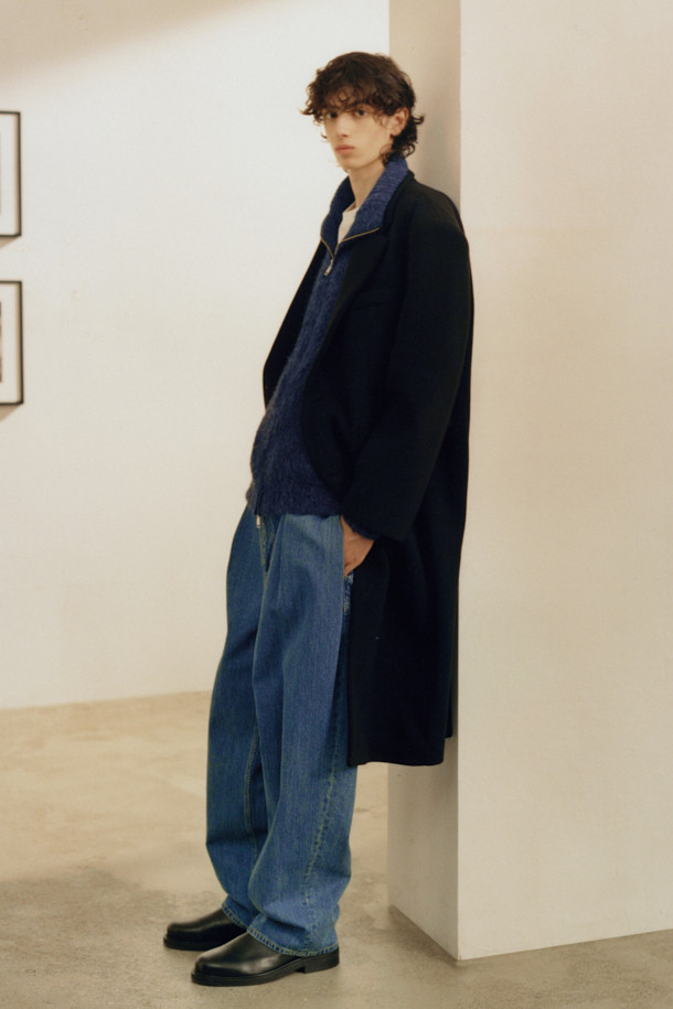 "Aura (아우라) 헤어리 집업 가디건"은 부드러운 촉감의 헤어리한 원사가 특징인 오버핏 가디건입니다. 네이비 색상으로, 가을과 겨울에 따뜻하게 착용하기 좋습니다. 하이넥 디자인과 크롭 기장으로 트렌디한 스타일을 연출하며, 사이드 포켓으로 실용성을 더했습니다. 아크릴, 알파카, 나일론, 모 혼방 소재로 제작되어 보온성이 뛰어나고, 무지 디자인으로 다양한 룩에 매치하기 용이합니다. 미니멀, 클래식, 캐주얼 등 폭넓은 스타일을 소화할 수 있는 베이직 아이템입니다.
