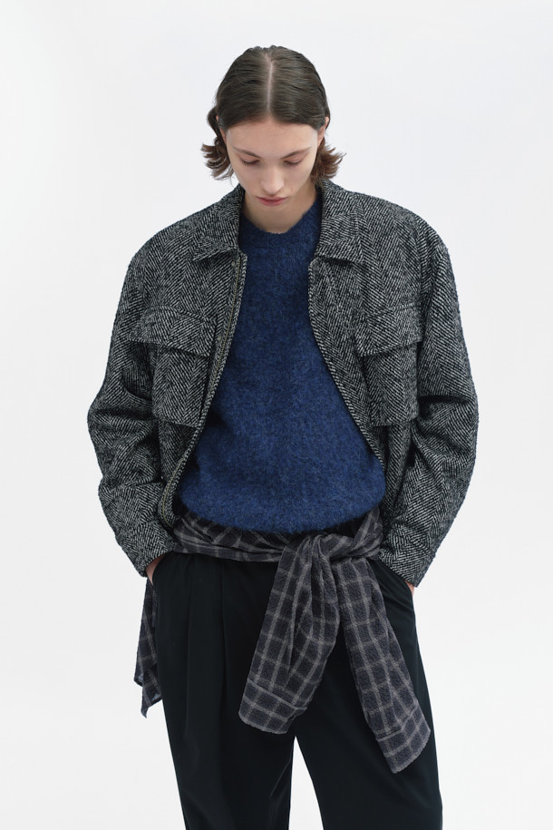 **Auras(오라스) 헤어리 니트 풀오버**는 부드러운 촉감과 따뜻함을 선사하는 겨울철 필수 아이템입니다. 오버핏 라운드넥 디자인으로 편안한 착용감을 제공하며, 헤어리한 표면감이 특징입니다. 아크릴, 알파카, 나일론, 모 소재 혼방으로 제작되어 보온성을 높였습니다. 네이비 컬러의 베이직 스타일로 집콕룩, 산책룩 등 다양한 TPO에 활용 가능하며, 클래식, 미니멀, 캐주얼 스타일을 연출하기 좋습니다. 두꺼운 두께감과 긴 소매 기장으로 겨울철에도 따뜻하게 입을 수 있습니다.
