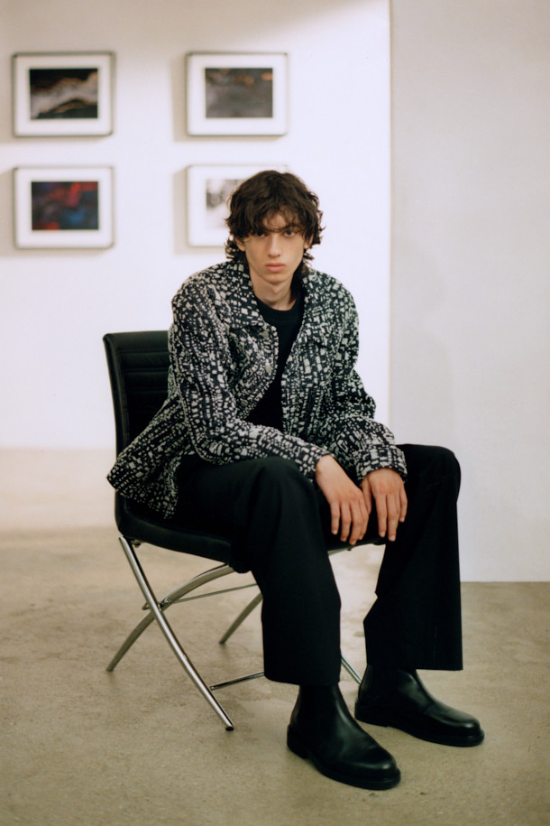 SSLOFISPE (에스에스엘로피스페) 멜란지 트러커 재킷은 남녀 모두 착용 가능한 캐주얼하고 베이직한 스타일의 아우터입니다. 가을과 겨울에 적합하며, 중간 두께감의 면과 폴리에스터 혼방 소재로 제작되어 편안한 착용감을 선사합니다. 멜란지 컬러와 자가드 패턴이 특징이며, 레귤러핏과 버튼 여밈 방식으로 클래식한 매력을 더합니다. 출근룩과 모임룩 모두에 활용 가능하며, 레이어드하여 다양한 스타일을 연출할 수 있습니다.
