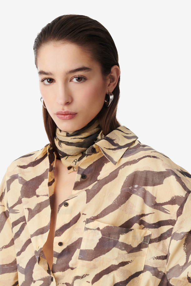 BAMBAM(밤밤) 지브라 스카프는 여성용 셔츠로, 봄, 여름 시즌에 착용하기 좋습니다. 베이지, 브라운 컬러의 루즈핏 긴소매 셔츠이며, 얇은 두께감으로 시원하게 착용할 수 있습니다. 밀리터리, 캐주얼 스타일의 카모 패턴 디자인이 특징입니다. 일상복으로 활용하기 좋으며, 스타일리시한 연출을 도와줍니다.

