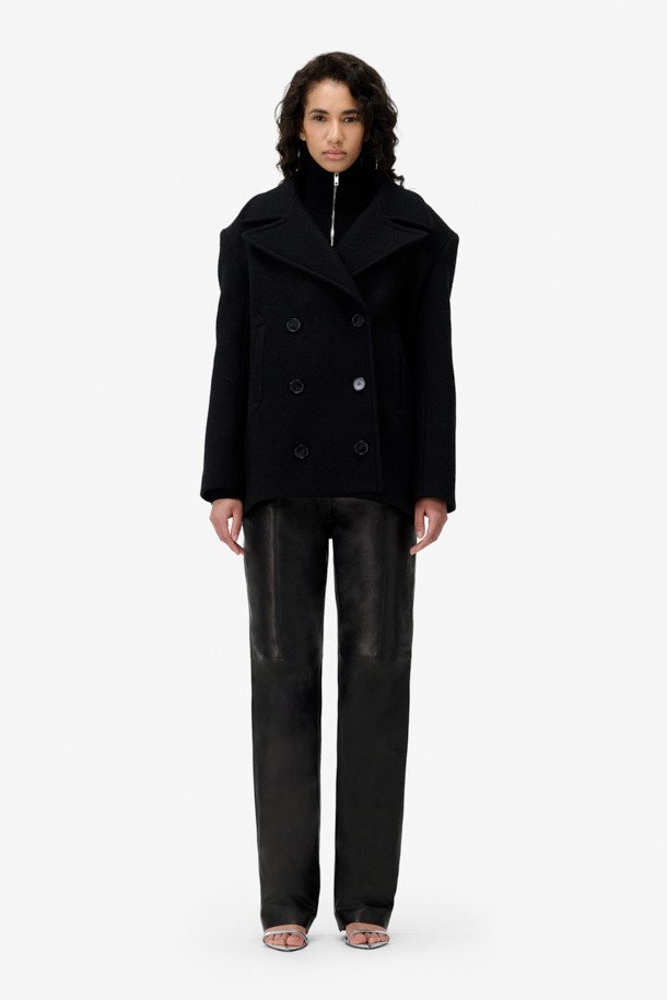 CARIBE (카리브) 오버 숄더 더블 피코트는 가을과 겨울, 당신의 스타일을 완성해 줄 여성용 아우터입니다. 블랙 컬러의 무지 디자인으로, 클래식하고 미니멀한 무드를 연출합니다. 모, 나일론, 캐시미어 혼방 소재로 제작되어 두꺼운 두께감과 부드러운 촉감을 선사하며, 오버핏 디자인과 숄더 디자인으로 트렌디함을 더했습니다. 더블 버튼 여밈 방식과 와이드 라펠, 긴 소매, 사이드 포켓 디테일이 돋보이며, 오피스룩, 출근룩, 모임룩 등 다양한 TPO에 활용 가능합니다. 레이온과 면 안감으로 편안한 착용감을 제공하는 더블 브레스티드 코트입니다.
