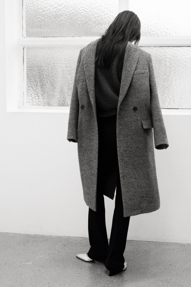 ARIANNA(아리아나) 클래식 부클 코트는 여성스러운 클래식 스타일을 완성하는 롱 기장의 코트입니다. 부드러운 촉감의 아크릴, 폴리에스터, 모 혼방 소재로 제작되어 가을과 겨울에 따뜻하게 착용할 수 있습니다. 톤 다운된 그레이 컬러와 슬림핏 디자인이 시크하고 미니멀한 무드를 자아내며, 더블 버튼, 플랩 포켓, 웰트 포켓 등의 디테일이 돋보입니다. 오피스룩, 출근룩, 모임룩 등 다양한 TPO에 활용 가능하며, 레이온과 면 혼방의 안감으로 편안한 착용감을 선사합니다.
