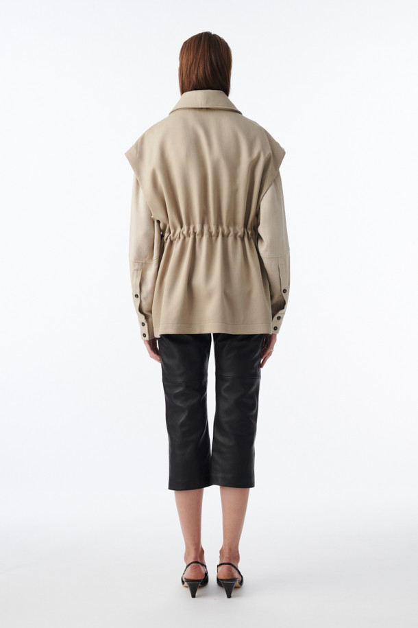 QUOSA 하이넥 베스트 재킷은 여성용 베스트 자켓으로, 베이직하고 클래식한 스타일을 연출합니다. 봄, 가을에 적합하며, 얇은 두께감과 부드러운 리오셀 소재로 편안한 착용감을 선사합니다. 하이넥 디자인과 허리 밴딩, 사이드 포켓 디테일이 돋보이며, 지퍼와 버튼으로 여밈이 가능합니다. 레귤러핏으로 제작되었고, 민소매 디자인이 특징이며, 안감은 레이온과 면 혼방으로 제작되었습니다. 출근룩, 비즈니스 캐주얼, 모임룩 등 다양한 TPO에 활용 가능하며, 미니멀한 스타일을 즐기는 분들께 추천합니다.
