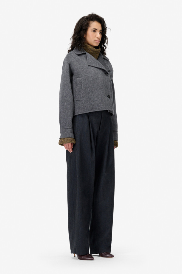 **RYNAYA (르나야) 핸드메이드 울 재킷**은 가을과 겨울, 미니멀하고 시크한 스타일을 연출하기에 좋은 아우터입니다. 부드러운 촉감의 모(wool)와 나일론 혼방 소재로 제작되어 편안한 착용감을 선사합니다. 릴랙스 핏과 크롭 기장으로 세련된 실루엣을 강조하며, 와이드 라펠과 드롭 숄더 디테일이 특징입니다. 일상뿐만 아니라 출근룩으로도 활용하기 좋으며, 무지 디자인으로 다양한 스타일과 매치하기 용이합니다. 안감이 없어 더욱 가볍게 착용할 수 있으며, 사이드 포켓으로 실용성을 더했습니다.
