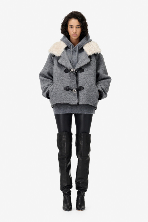 KASSON(카손) 퍼 카라 부클 재킷은 여성용 아우터로, 가을과 겨울에 따뜻하게 착용할 수 있습니다. 부드러운 촉감의 두꺼운 소재(아크릴, 폴리에스터, 모, 소가죽)로 제작되었으며, 하이넥 디자인과 오버핏으로 클래식하면서도 캐주얼한 스타일을 연출합니다. 그레이 컬러의 무지 패턴에 퍼 카라와 가죽 트리밍, 메탈 버클 디테일이 돋보이며, 긴 소매와 고리형 여밈 방식으로 편안함을 더했습니다. 출근룩이나 모임룩에 활용하기 좋으며, 미니멀한 스타일을 선호하는 분들께 추천합니다. 안감은 레이온과 면 혼방입니다.
