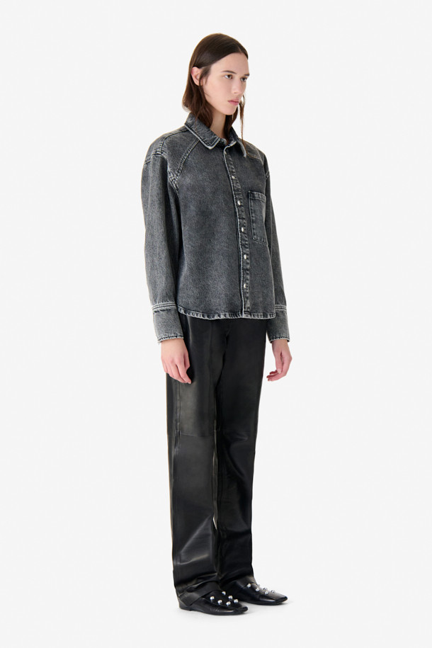 JOSY(조시) 데님 셔츠는 캐주얼, 미니멀, 클래식 스타일을 아우르는 오버핏 데님 자켓입니다. 그레이 컬러의 무지 디자인으로, 라글랑 소매와 싱글 포켓 디테일이 특징입니다. 봄, 가을 시즌에 활용하기 좋으며, 일상복뿐만 아니라 봄 소풍룩, 캠핑룩으로도 연출할 수 있습니다. 스냅 버튼으로 간편하게 여밀 수 있으며, 긴 소매 기장으로 다양한 스타일을 소화할 수 있습니다. 데님과 면 혼방 소재로 제작되어 편안한 착용감을 제공합니다.
